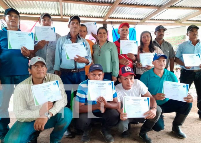 3 Se gradúan con éxito en escuela técnica del Almendro, Río San Juan