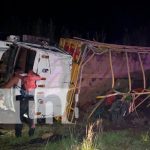 Cuatro personas lesionadas al volcarse camión en que viajaban en Chontales