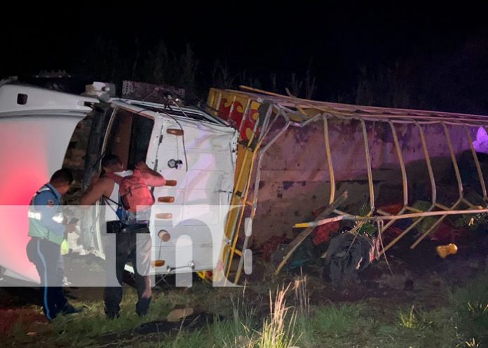 Cuatro personas lesionadas al volcarse camión en que viajaban en Chontales