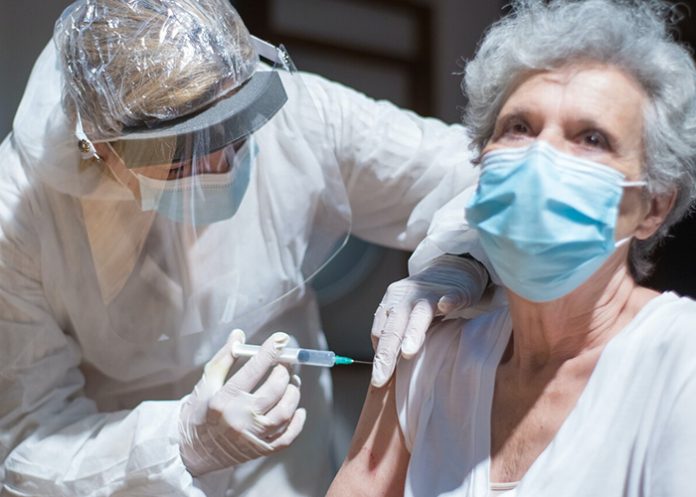 Vacuna contra la gripe puede reducir el riesgo de sufrir Alzheimer