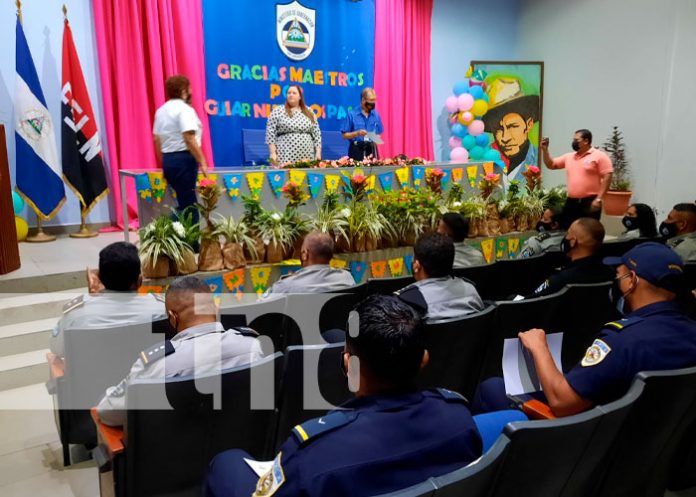 3 MIGOB entregó reconocimientos a maestros de sus diferentes escuelas