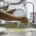 Las esponjas no son la opción más higiénica para lavar tus platos