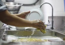Las esponjas no son la opción mas higiénica para lavar tus platos Las esponjas no son la opción más higiénica para lavar tus platos