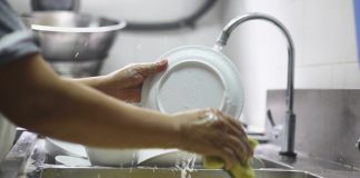 Las esponjas no son la opción más higiénica para lavar tus platos