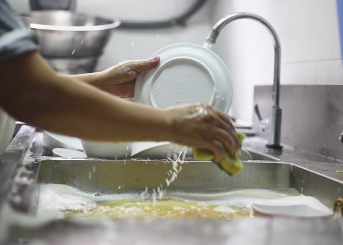 333 Las esponjas no son la opción más higiénica para lavar tus platos