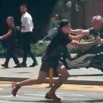 ¡Al descaro! Se viraliza el forcejeó durante un robo en calle de Barcelona Se viraliza el forcejeó durante un robo en calle de Barcelona