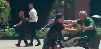Se viraliza el forcejeó durante un robo en calle de Barcelona
