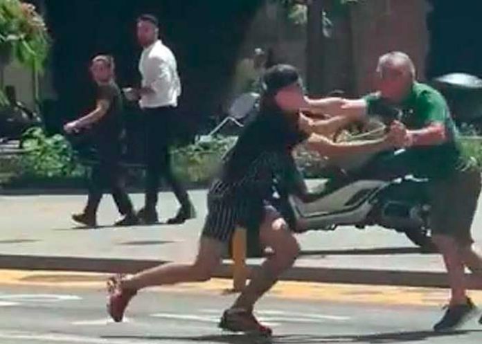 Se viraliza el forcejeó durante un robo en calle de Barcelona