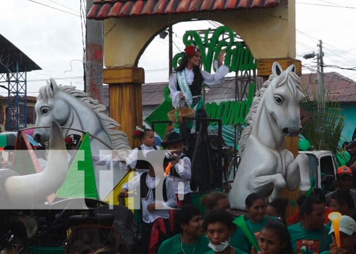 4 Realizan desfile de carrozas con las candidatas a reina de Nandaime