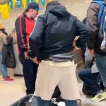 Viral: Evita pagar por exceso de equipaje, poniéndose toda la ropa Evita pagar por exceso de equipaje, poniéndose toda la ropa