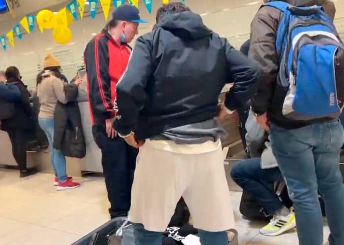 Evita pagar por exceso de equipaje, poniéndose toda la ropa