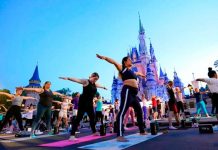 En el Día del Yoga: Trabajadores de Disney dejan sus disfraces y hacen yoga Trabajadores de Disney dejan sus disfraces y hacen yoga