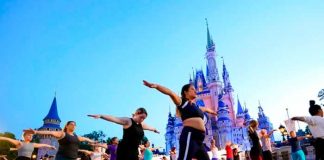 Trabajadores de Disney dejan sus disfraces y hacen yoga