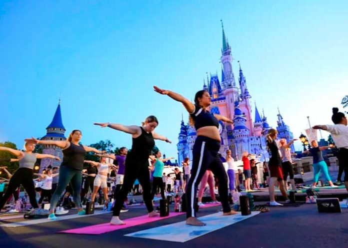 .4 Trabajadores de Disney dejan sus disfraces y hacen yoga