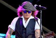 Johnny Depp sorprende al aparecer con un look «muy diferente» Johnny Depp sorprende al aparecer con un look "muy diferente"