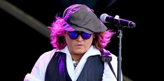 Johnny Depp sorprende al aparecer con un look "muy diferente"
