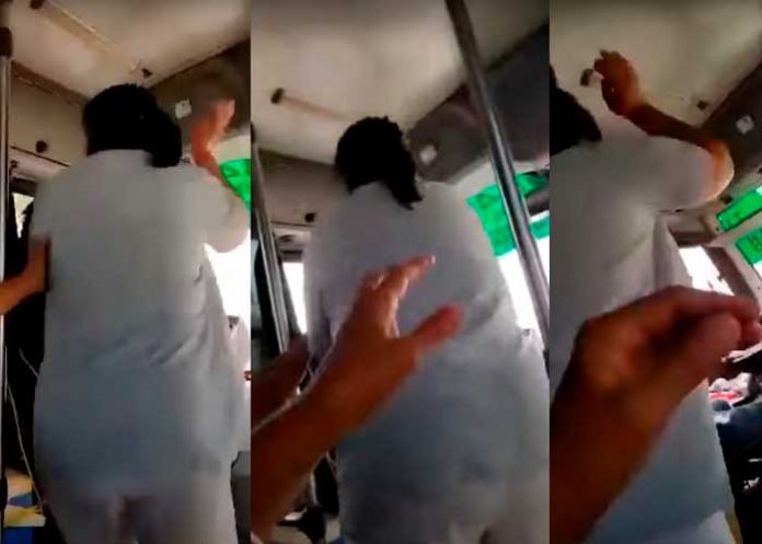 Señora agarra a golpes al chófer por no bajarla donde ella quería