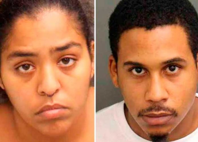 Niño de 2 años mata a su padre al jugar videojuego y arrestan a la mamá