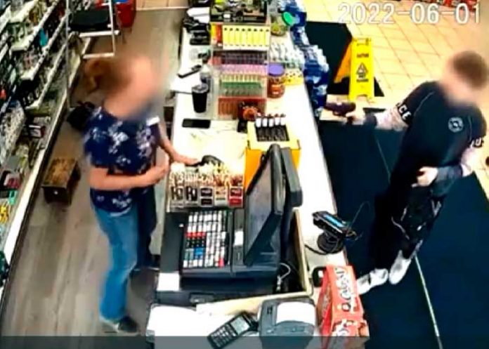 ¡Con un arma! Arrestan a niño de 12 años por asaltar una tienda