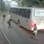 Se bajan de un autobús para defender a una mujer víctima de violencia Se bajan de un autobús para defender a una mujer de presunto ladrón