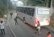 Se bajan de un autobús para defender a una mujer víctima de violencia Se bajan de un autobús para defender a una mujer de presunto ladrón