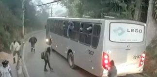 Se bajan de un autobús para defender a una mujer de presunto ladrón