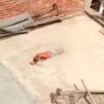 Bajo el sol y atada: Cruel castigo para una niña en la India Cruel madre deja a su hija de 5 años amarrada en un techo bajo el sol