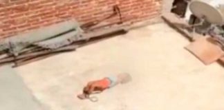 Cruel madre deja a su hija de 5 años amarrada en un techo bajo el sol