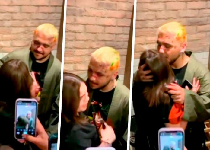 Nodal intenta besar a una fan en la boca y lo rechaza