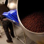 Dos personas caen accidentalmente dentro de un tanque de chocolate Dos personas caen accidentalmente dentro de un tanque de chocolate