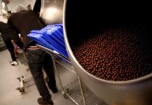 Dos personas caen accidentalmente dentro de un tanque de chocolate Dos personas caen accidentalmente dentro de un tanque de chocolate