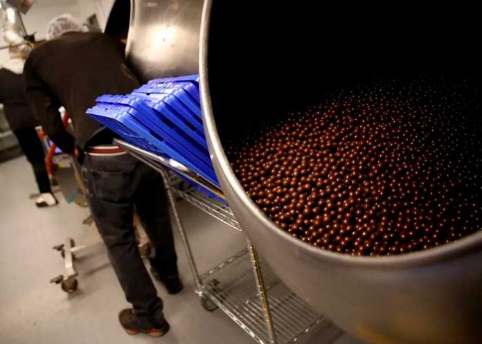 Dos personas caen accidentalmente dentro de un tanque de chocolate