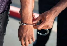 Robó un celular: Vecinos lo atrapan y descubren que es un policía Robó un celular: Vecinos lo atrapan y descubren que es un policía