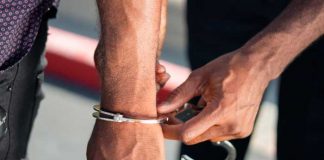 Robó un celular: Vecinos lo atrapan y descubren que es un policía