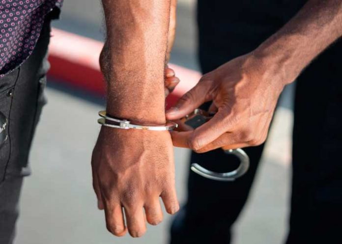 Robó un celular: Vecinos lo atrapan y descubren que es un policía