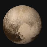 Encuentran el posible origen de la capa roja del mayor satélite de Plutón Encuentran el posible origen de la capa roja del mayor satélite de Plutón