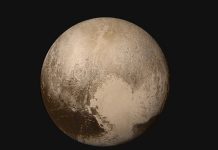 Encuentran el posible origen de la capa roja del mayor satélite de Plutón Encuentran el posible origen de la capa roja del mayor satélite de Plutón