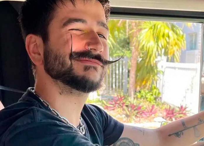 .5 La reacción de Camilo al saludo de un seguidor francés