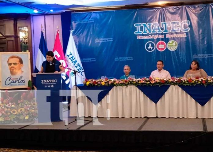 Docentes destacados reciben reconocimientos