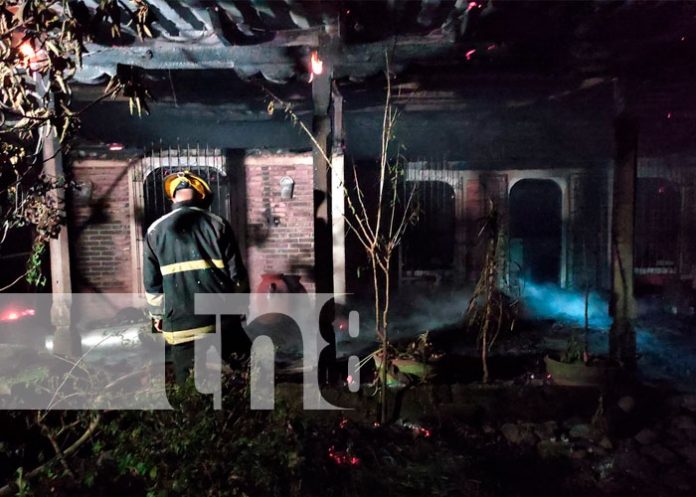 Incendio consume vivienda de una finca en la comarca San Isidro Verde en Managua