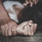 Intentan violarla y se defiende arrancándole la lengua con sus dientes