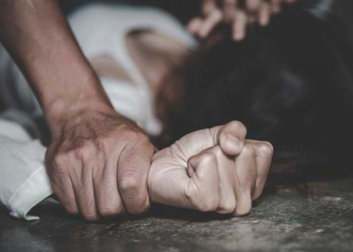 Intentan violarla y se defiende arrancándole la lengua con sus dientes