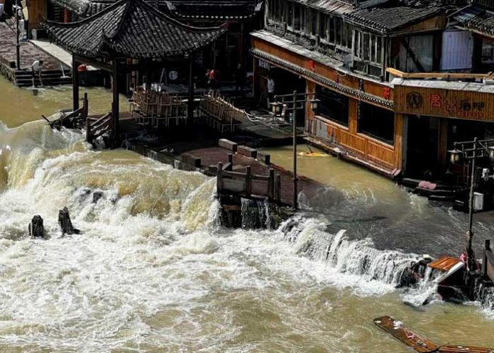 .5 Al menos diez personas mueren producto de intensas lluvias en China