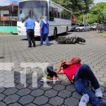 Motociclista colisiona con un bus en la Colonia Máximo Jerez, Managua Motociclista colisiona con un bus en la colonia Máximo Jerez, Managua