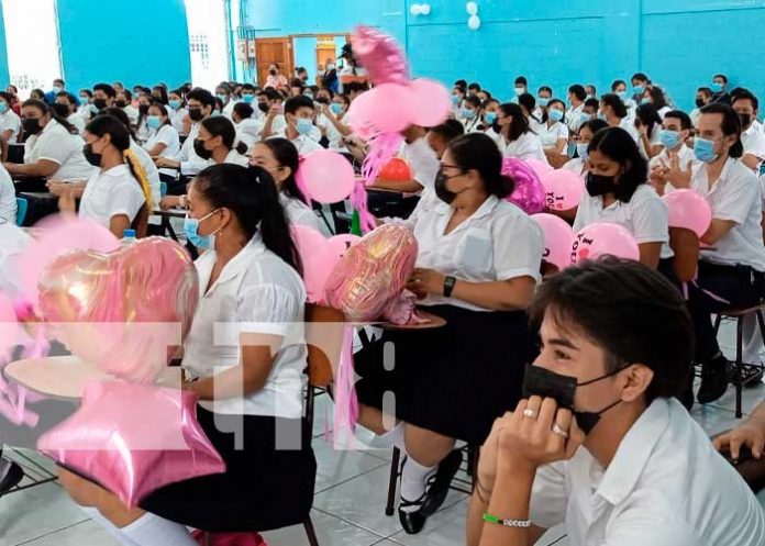 Eligen en Managua a la Miss y el Míster normalista 2022