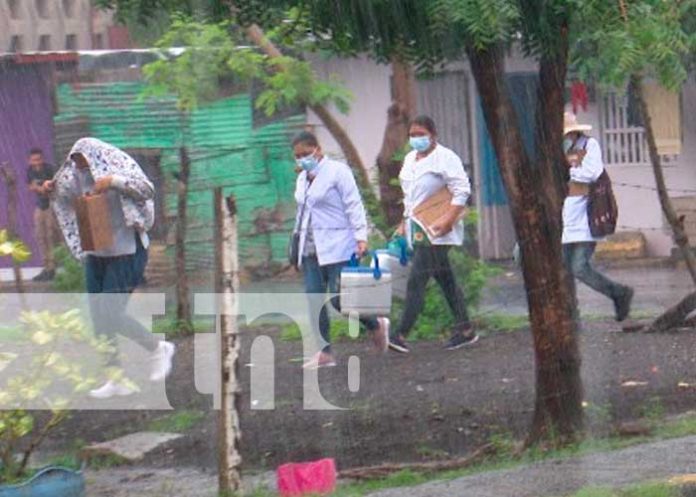 Nicaragua: Bajo lluvia o sol continua la vacunación contra el COVID-19 