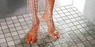 ¿Orinar en duchas? Expertos te dicen sus beneficios