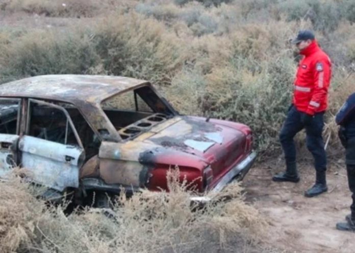 999 Hallaron cadáver atado de pies y manos en un carro