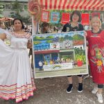 Nicaragua presente en fiesta de la «Escuela Primaria am Wilhelmsberg», de Berlín Señora Christel Schemel entregó a la Directora de la Escuela, Doctora Jana Reiter, cuadro el joven Emmanuel Selva, del Centro Infantil “Los Miguelitos” de Monimbó, Masaya.