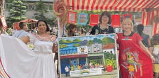 Señora Christel Schemel entregó a la Directora de la Escuela, Doctora Jana Reiter, cuadro el joven Emmanuel Selva, del Centro Infantil “Los Miguelitos” de Monimbó, Masaya.